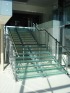 Изготовление и монтаж лестниц из стекла со стеклянными ступенями фото 1