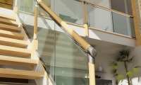 комбинированные лестничные ограждения из стекла и дерева