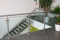 Ограждения из стекла для лестниц и стойками через 2 ступени