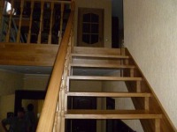 Открытая деревянная лестница для коттеджа