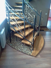 Деревянная лестница для дома с ступенями из ясеня и кованными перилами