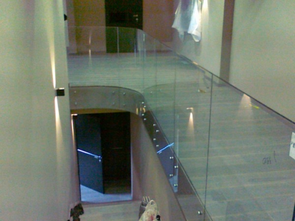 Cтеклянные ограждения для лестниц из моллированного стекла фото 1