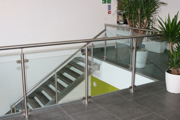 Ограждения из стекла для лестниц и стойками через 2 ступени фото 1