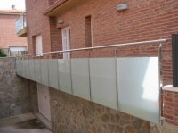 Проект ограждения балкона с заполнением матовым стеклом «триплекс» в загородном коттедже