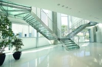 Проект ограждения лестниц в офисном здании с косоурами из листа шлифованной стали удачно вписывается в интерьер современного здания