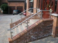 Проект уличного ограждение входа в кафе с металлическими перилами и стойками лестницы