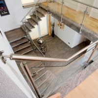 Лестница из нержавеющей стали и ступенями из мореного дуба фото.1