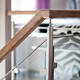 Комбинированные конструкции для лестниц из стекла и дерева